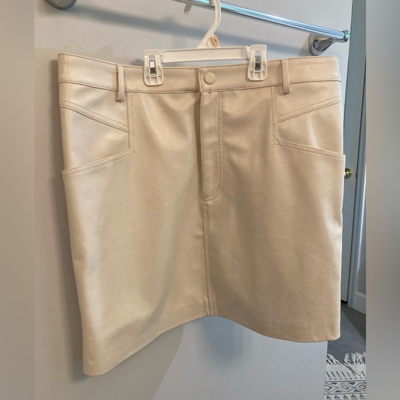 H&M Dresses & Skirts - H&M women’s faux white snakeskin skirt size 16